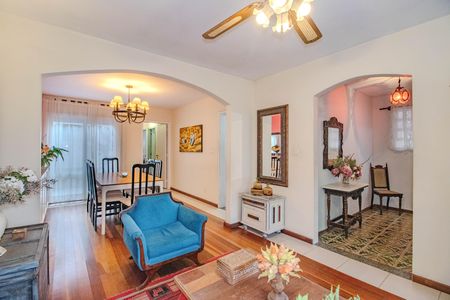 Casa à venda com 268m², 5 quartos e 5 vagasSala