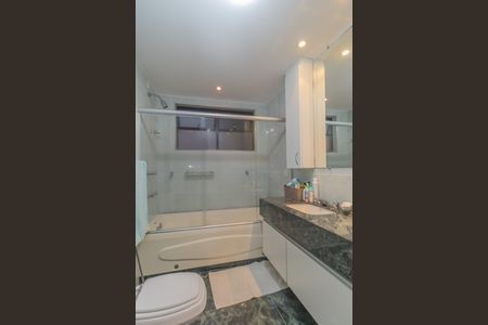 Apartamento à venda com 289m², 4 quartos e 6 vagas Apartamento à venda com 289m², 4 quartos e 6 vagasBanheiro Suíte 2