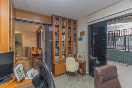 Apartamento à venda com 289m², 4 quartos e 6 vagas Apartamento à venda com 289m², 4 quartos e 6 vagasEscritório