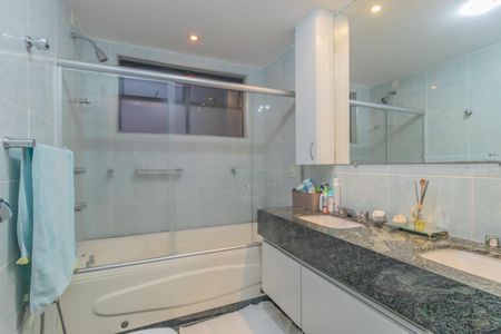 Apartamento à venda com 289m², 4 quartos e 6 vagas Apartamento à venda com 289m², 4 quartos e 6 vagasBanheiro Suíte 2