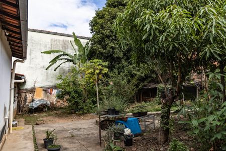 Casa à venda com 277m², 4 quartos e 2 vagas Casa à venda com 277m², 4 quartos e 2 vagasQuintal