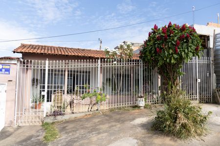 Casa à venda com 277m², 4 quartos e 2 vagas Casa à venda com 277m², 4 quartos e 2 vagasFachada