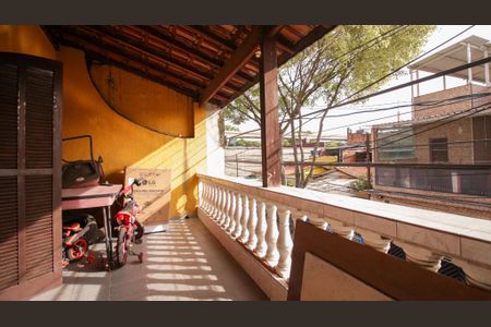 Casa à venda com 364m², 3 quartos e 2 vagas Casa à venda com 364m², 3 quartos e 2 vagasVaranda