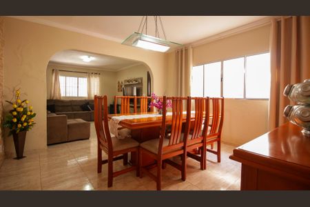 Casa à venda com 364m², 3 quartos e 2 vagas Casa à venda com 364m², 3 quartos e 2 vagasSala de Jantar