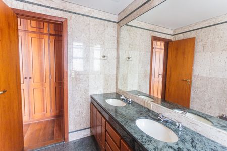 Apartamento à venda com 179m², 4 quartos e 2 vagasBanheiro da Suíte 1