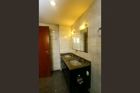 Apartamento à venda com 232m², 4 quartos e 4 vagasBanheiro da Suíte 2