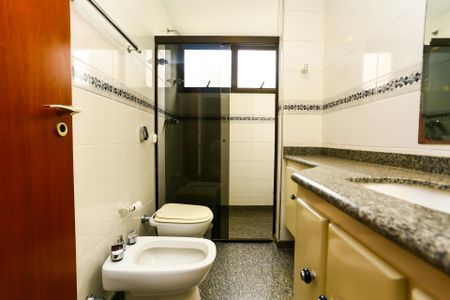Apartamento à venda com 232m², 4 quartos e 4 vagasBanheiro da Suíte 1