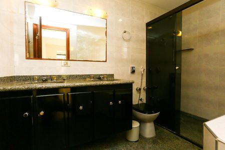 Apartamento à venda com 232m², 4 quartos e 4 vagasBanheiro da Suíte 2