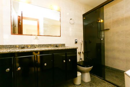 Apartamento à venda com 232m², 4 quartos e 4 vagasBanheiro da Suíte 2