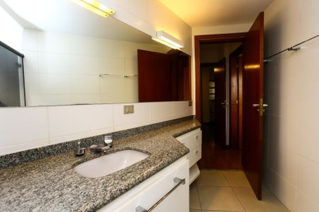 Apartamento à venda com 232m², 4 quartos e 4 vagasBanheiro