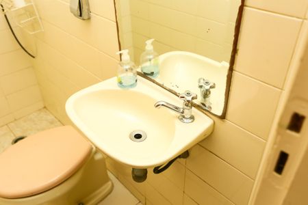 Apartamento à venda com 232m², 4 quartos e 4 vagasBanheiro de Serviço