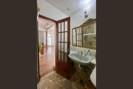 Casa à venda com 300m², 5 quartos e 1 vaga Casa à venda com 300m², 5 quartos e 1 vagaBanheiro social 4