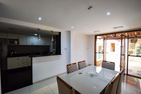 Casa à venda com 350m², 4 quartos e 1 vaga Casa à venda com 350m², 4 quartos e 1 vagaSala de Jantar