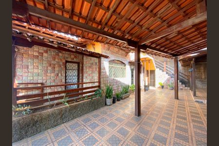 Casa à venda com 448m², 6 quartos e 2 vagas Casa à venda com 448m², 6 quartos e 2 vagasCasa 1 - Varanda