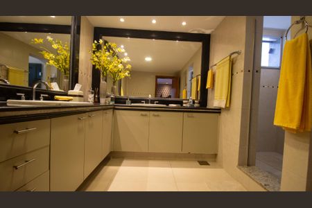 Casa de condomínio à venda com 710m², 5 quartos e 3 vagasBanheiro da Suíte 1