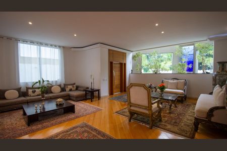 Casa de condomínio à venda com 710m², 5 quartos e 3 vagasSala