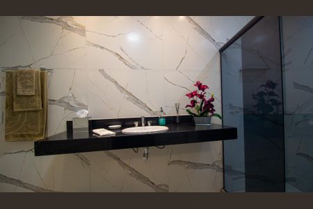 Casa de condomínio à venda com 710m², 5 quartos e 3 vagasBanheiro da Suíte 5