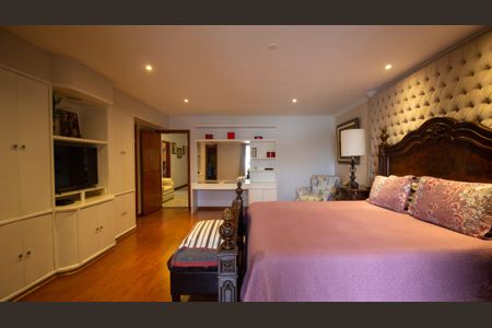 Casa de condomínio à venda com 710m², 5 quartos e 3 vagasSuíte 1