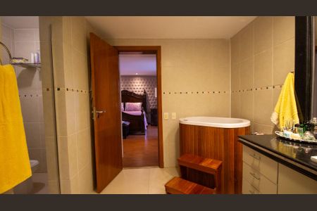 Casa de condomínio à venda com 710m², 5 quartos e 3 vagasBanheiro da Suíte 1