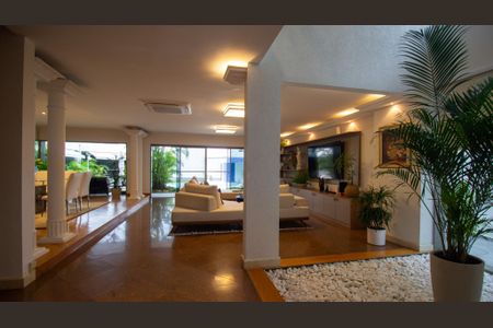 Casa de condomínio à venda com 710m², 5 quartos e 3 vagasSala