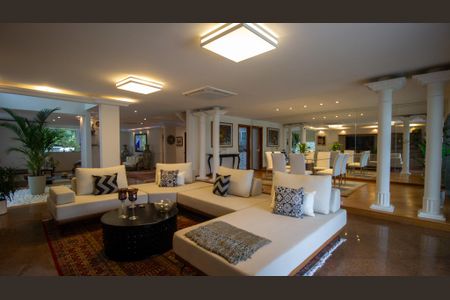 Casa de condomínio à venda com 710m², 5 quartos e 3 vagasSala