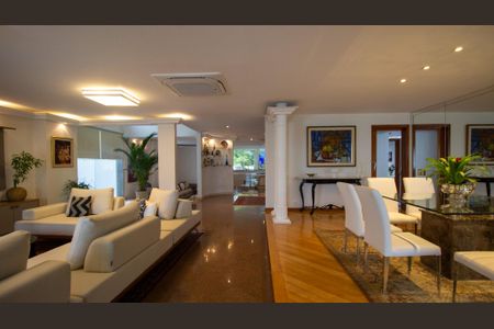 Casa de condomínio à venda com 710m², 5 quartos e 3 vagasSala