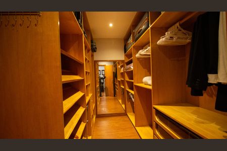 Casa de condomínio à venda com 710m², 5 quartos e 3 vagasCloset da Suíte 2'