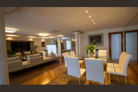 Casa de condomínio à venda com 710m², 5 quartos e 3 vagasSala