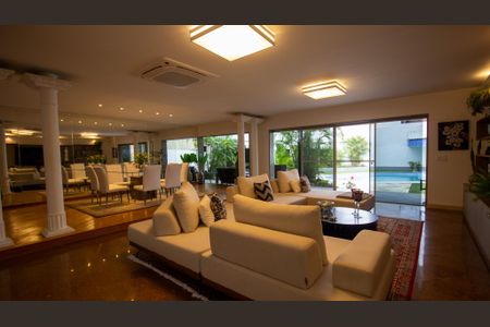 Casa de condomínio à venda com 710m², 5 quartos e 3 vagasSala