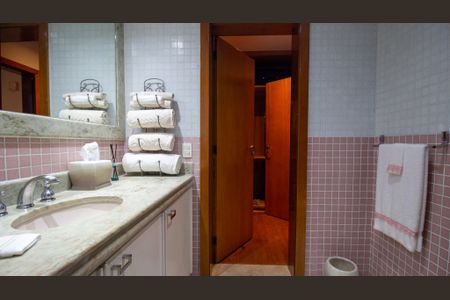 Casa de condomínio à venda com 710m², 5 quartos e 3 vagasBanheiro da Suíte 2