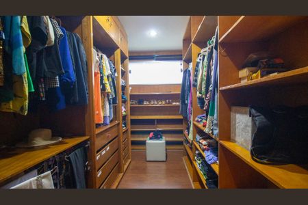 Casa de condomínio à venda com 710m², 5 quartos e 3 vagasCloset 1 da Suíte 1