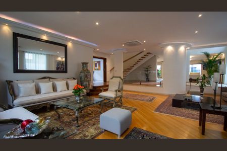 Casa de condomínio à venda com 710m², 5 quartos e 3 vagasSala