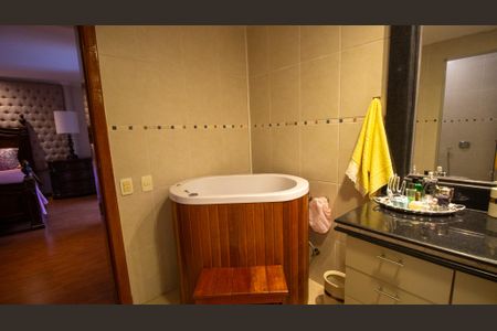 Casa de condomínio à venda com 710m², 5 quartos e 3 vagasBanheiro da Suíte 1