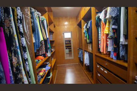 Casa de condomínio à venda com 710m², 5 quartos e 3 vagasCloset 1 da Suíte 1