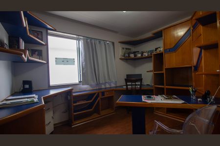 Casa de condomínio à venda com 710m², 5 quartos e 3 vagasEscritório