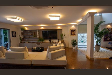 Casa de condomínio à venda com 710m², 5 quartos e 3 vagasSala