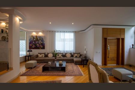 Casa de condomínio à venda com 710m², 5 quartos e 3 vagasSala