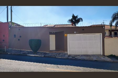 Casa à venda com 375m², 3 quartos e 5 vagasFachada