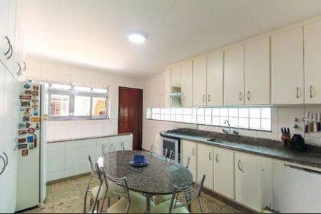 Casa à venda com 281m², 3 quartos e 4 vagas