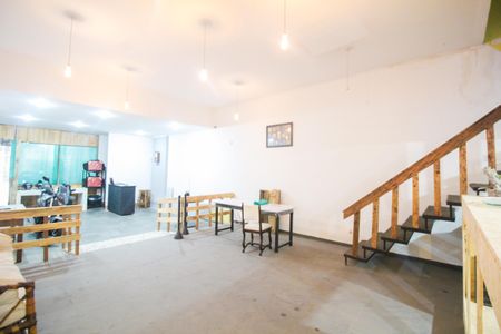 Casa à venda com 233m², 2 quartos e 10 vagas Casa à venda com 233m², 2 quartos e 10 vagasEdícula