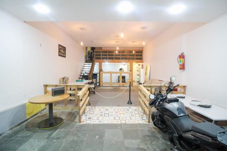 Casa à venda com 233m², 2 quartos e 10 vagas Casa à venda com 233m², 2 quartos e 10 vagasEdícula