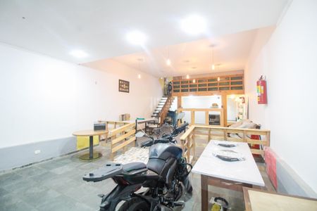 Casa à venda com 233m², 2 quartos e 10 vagas Casa à venda com 233m², 2 quartos e 10 vagasEdícula