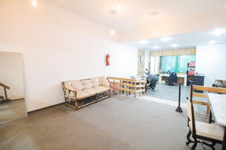 Casa à venda com 233m², 2 quartos e 10 vagas Casa à venda com 233m², 2 quartos e 10 vagasEdícula