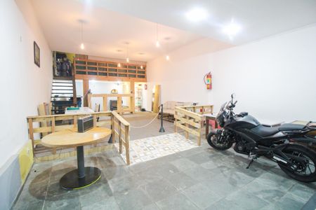 Casa à venda com 233m², 2 quartos e 10 vagas Casa à venda com 233m², 2 quartos e 10 vagasEdícula