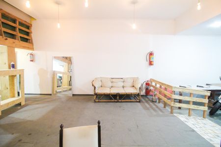 Casa à venda com 233m², 2 quartos e 10 vagas Casa à venda com 233m², 2 quartos e 10 vagasEdícula