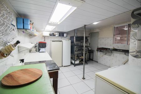 Casa à venda com 233m², 2 quartos e 10 vagas Casa à venda com 233m², 2 quartos e 10 vagasEdícula