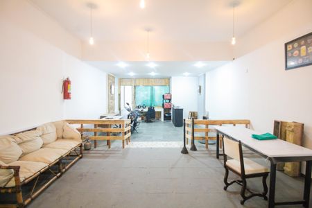 Casa à venda com 233m², 2 quartos e 10 vagas Casa à venda com 233m², 2 quartos e 10 vagasEdícula