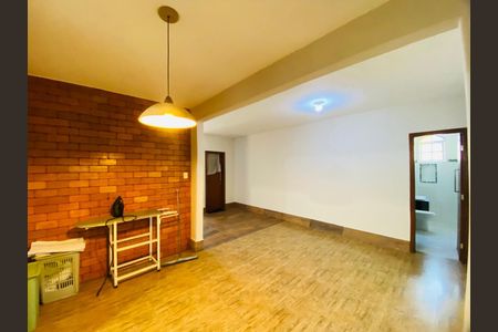 Casa à venda com 2000m², 2 quartos e 6 vagas Casa à venda com 2000m², 2 quartos e 6 vagasSala