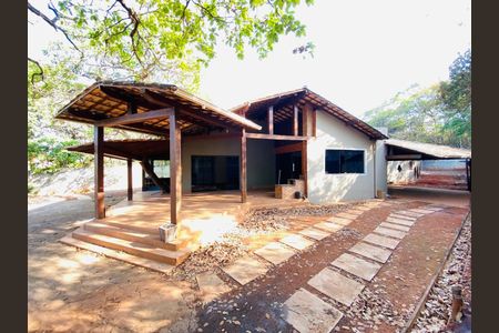 Casa à venda com 2000m², 2 quartos e 6 vagas Casa à venda com 2000m², 2 quartos e 6 vagasFachada