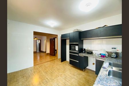 Casa à venda com 2000m², 2 quartos e 6 vagas Casa à venda com 2000m², 2 quartos e 6 vagasCozinha